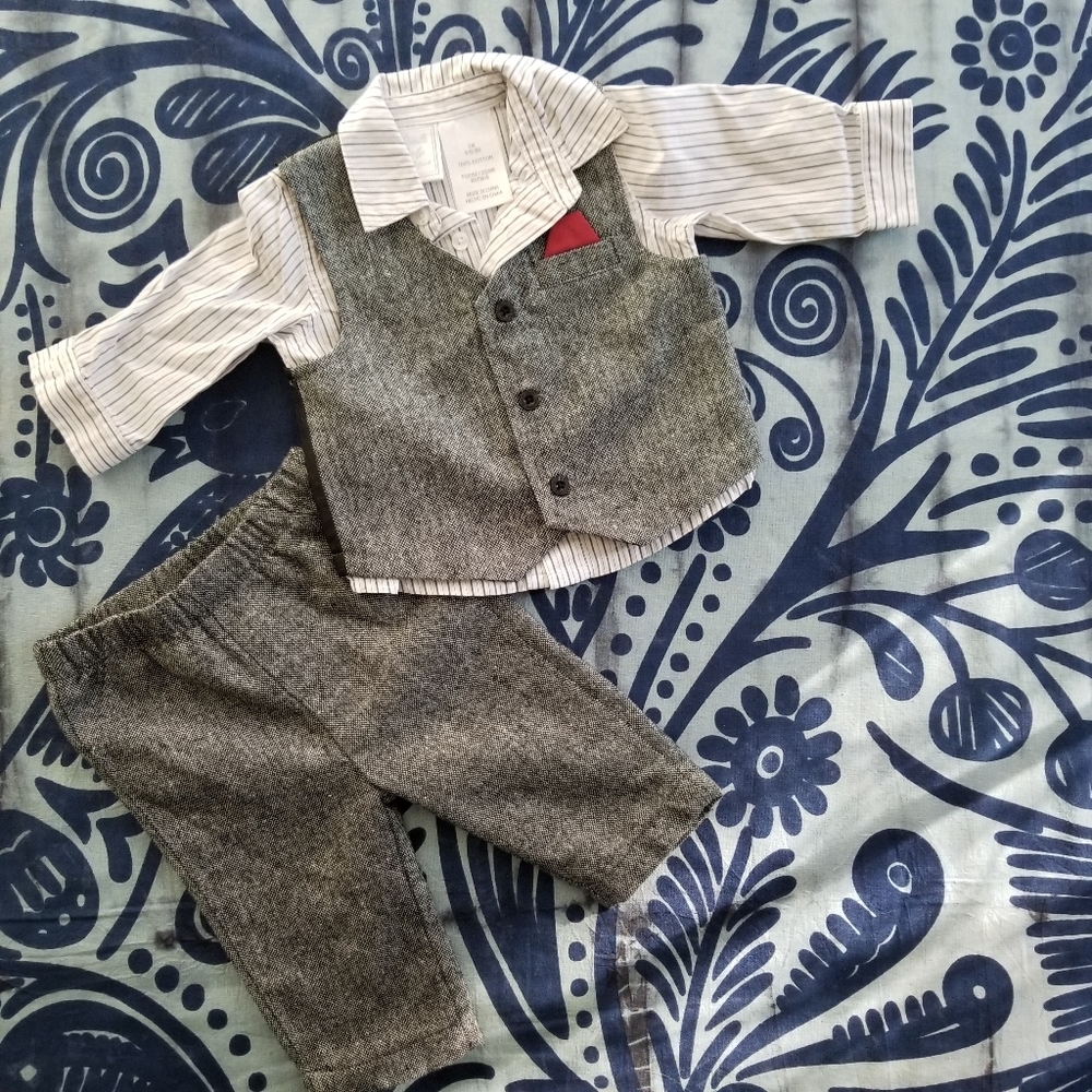 3 piece baby suit! Pants, shirt and vest!